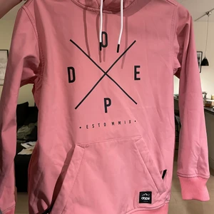 Dope jacka  - Köpt för 2 år sen men bara använd några gånger så är i superfint skick! Priset går att diskutera🤍köparen står för frakten💕 jag är normalt en S men den passar mig bra!!