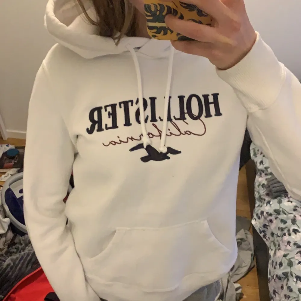 En vit hoodie från hollister i strl S. Använd 1 gång och tvättad 1 gång. Inte nopprig. Hör gärna av dig för fler bilder/frågor. Kan köpas direkt för 100kr. Nypris: 248kr. Hoodies.