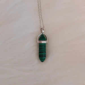 Halsband  - Grön kristall i silverkedja.  (OBS ej äkta kristall)