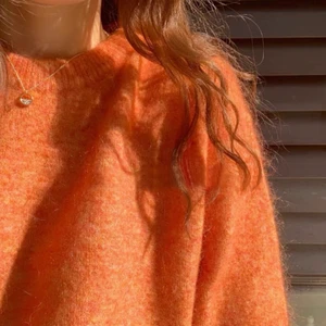 Tröja - Orange stickad tröja. Storlek L. Skicka gärna ett meddelande vid frågor!