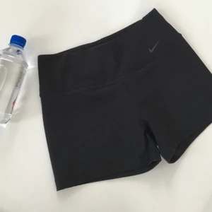 Träningsshorts från Nike  - Sjukt fina träningsshorts. Endast testade! Low waist/mid waist. Korta shorts. Är snabbtorkande material och är stretchiga vilket gör att de passa till både lätt träning och hårdare träning! Den har en v-skärning där bak vilket gör att rumpan framhävs väldigt fint! Köparen står för frakt. Priset kan diskuteras! #nike ❤️ xs men passar s