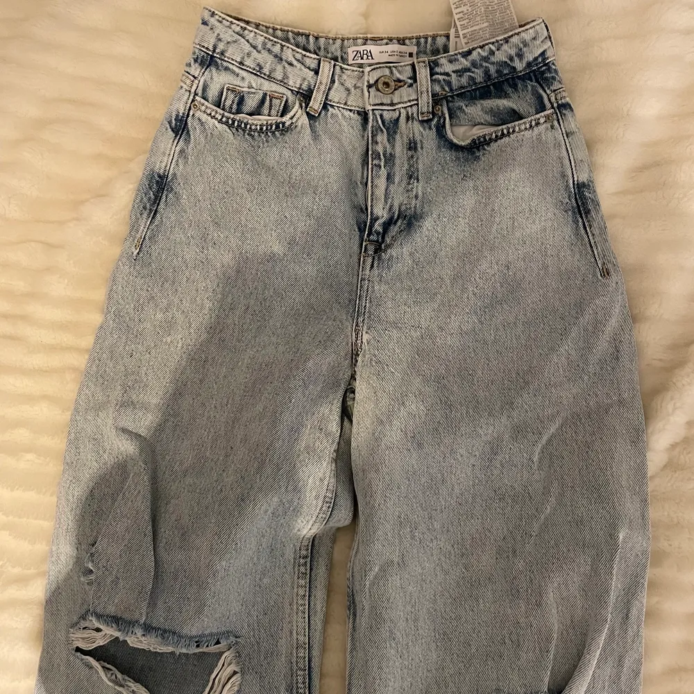 Jeans från zara med högmidja samt hål på knäna superfina men har massa liknande så har aldirg använt  dessa. . Jeans & Byxor.