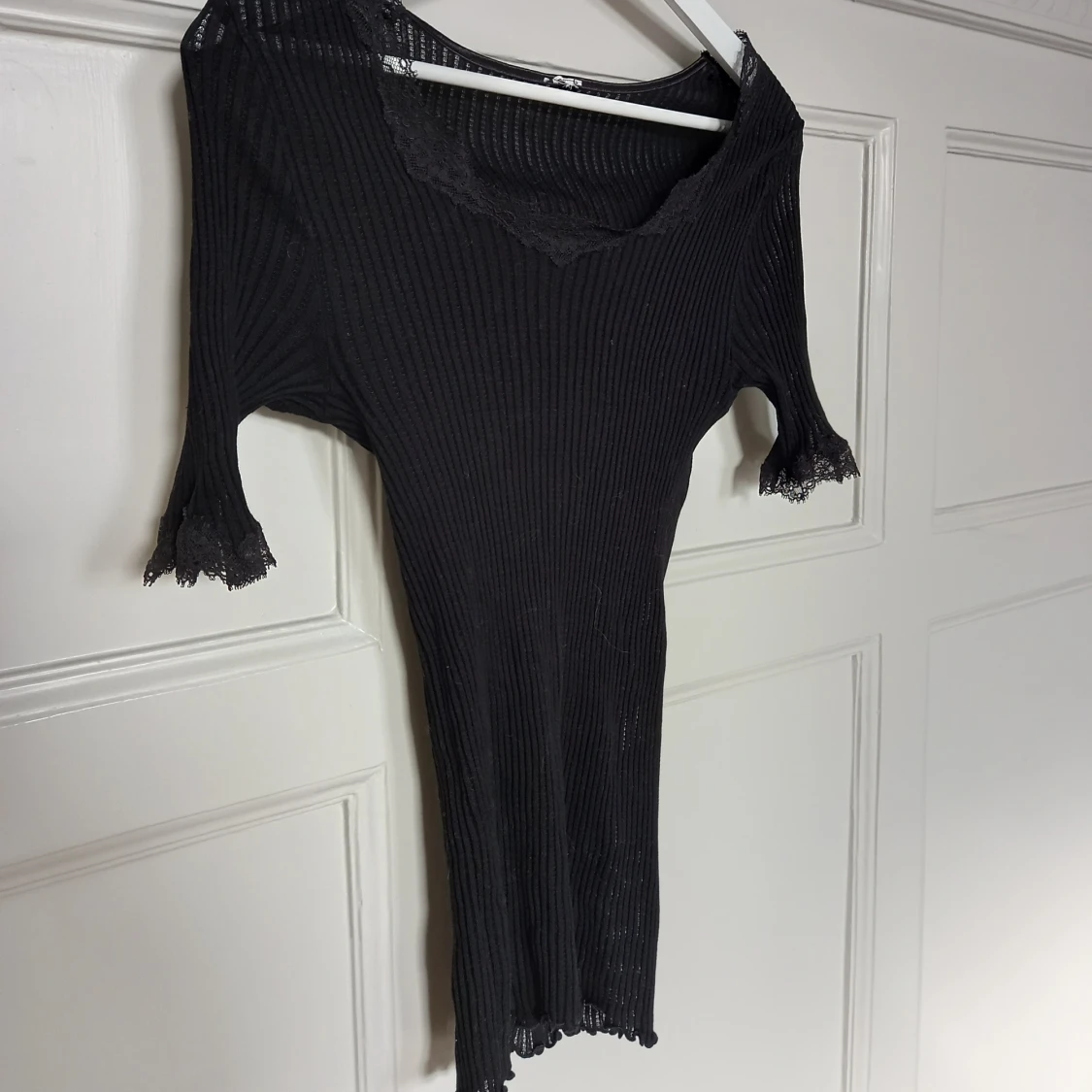 ribbad tröja med spetsdetalj - 90