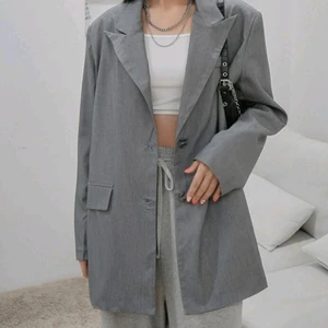Grå blazer - Säljer denna oversized grå blazer för den inte kommer till användning, helt nyskick 