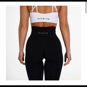 NVGTN tights - Säljer dessa tights från NVGTN i black solid seamless, slutsålda på hemsidan! Säljer för jag har exakt samma par sedan tidigare i samma storlek så dessa är alltså helt oanvända. Sååå sköna o är mina favoriter!