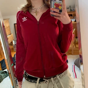 Adidas zipup - Jättenajs röd zipup från adidas. Köpt secondhand och är meeegaskön. Köparen står för frakt ofc😘😘