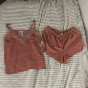 Pyjamas - Jätte fint pyjamas sett men fina detaljer, säljer på grund av att det är för stort o använder nästan aldrig.