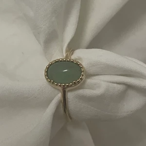Guld ring!  - Rostfri guldring med en fin grön sten! 