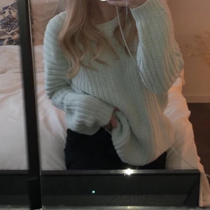 Stickad tröja - En perfekt turkos stickad tröja som funkar både på vintern men jättefin att använda på sommarkvällar! Stl 36, lite oversize