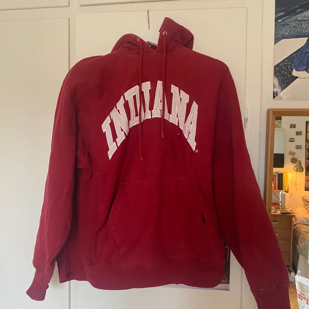 röd vintage hoodie inköpt på beyond retro för ca 300kr. väldigt snygg, mysig, värmande och tjock. har dock några vita små fläckar som jag ska undersöka ifall de går bort i tvätten eller ej.. Tröjor & Koftor.