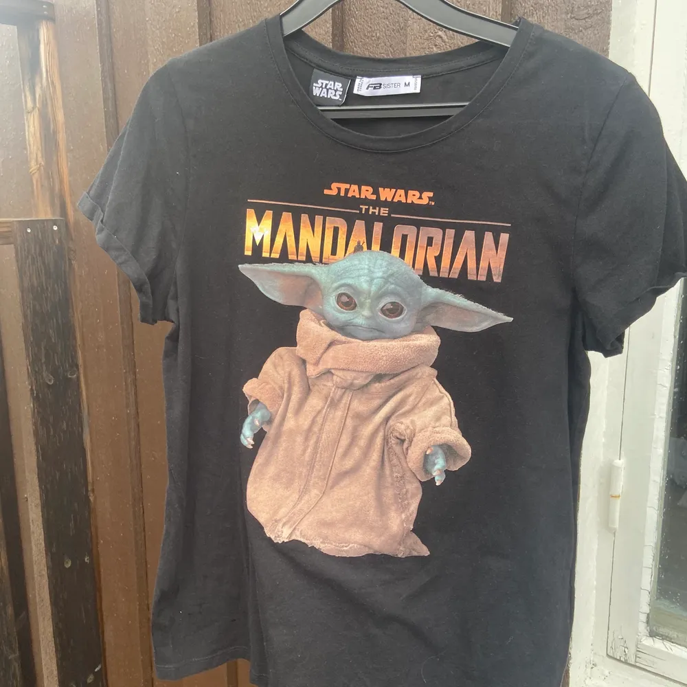 Jätte fin svart Mandalorian tröja och skönt matrial! Perfekt till er som gillar mandalorian eller Baby Yoda! . T-shirts.