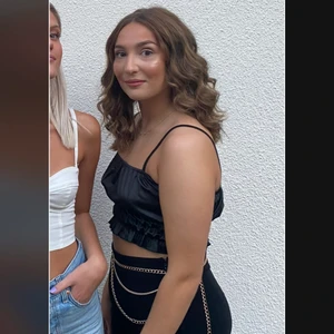 Svart topp - Säljer denna svarta satin festtoppen i storlek S😍 använda 1 gång, frakt på 48kr tillkommer😘