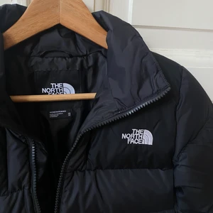 The North Face dunjacka  - Säljer den här underbara The North Face dunjackan i perfekt sick. Helt ny, prislappen kvar, köpte för liten, stl xs. Funkar till både friluftsliv och i stan & Perfekt till vår och vinter. Den är lätt och mjuk ❤️