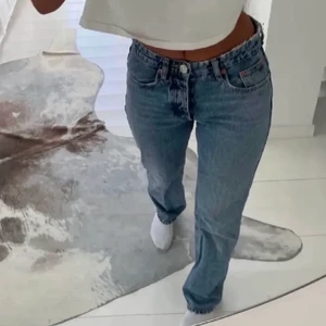 Zara mid rise jeans - intressekoll på mina skitfina mid rise jeans från zara som tyvärr var något stora, även lite långa på mig som är 162<3 storlek 34! buda från 150 eller köp direkt för 280!! frakten ligger på 79;-. (lånade 2 första bilder) säljer endast vid bra bud!!