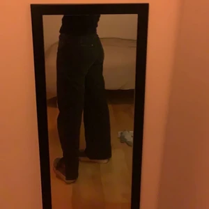 H&m jeans svarta  - Säljer dom här svarta jeansen med snitt i benen. Dom är inte så gamla eller använda. Dom är i storlek 38 och på mig så är dom lite under min navel. Säljer dom för använder dom inte tillräckligt mycket så låter någon annan få ta över dom! Kanske till och med du?! 💕
