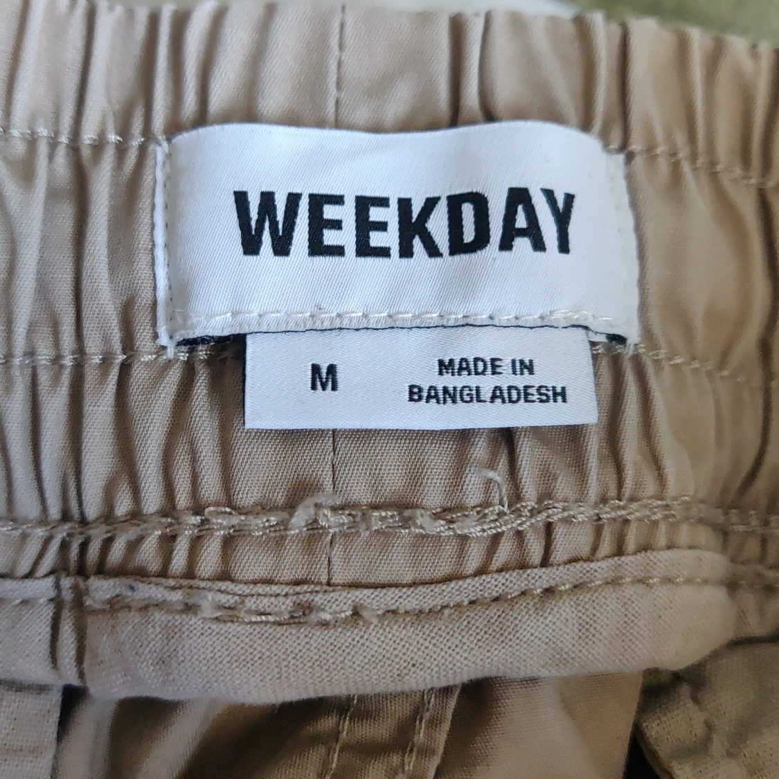 Beige cargobyxor från Weekday - 91