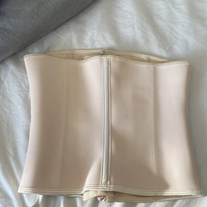 Korsett  - En beige korsett från hm som är köpt på sellpy 