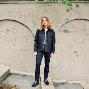 Raw denim jacka (Deadstock) - Raw denim jacka med orginal etikett kvar. Jackan är i regular fit, använder size Medium (M) på bilderna. 