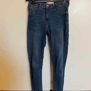 Blåa jeans från Gina - M - Tighta stretchiga jeans (jeggings) från Gina Tricot i modellen Molly. Supersköna. Storlek M Går till anklarna på mig som är 175 cm. Lite tunna i tyget där bak. Fake fickor fram, riktiga fickor bak. Samfraktar gärna, hör av dig vid funderingar.