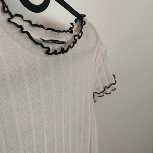 Volangtopp - Vit ”ribbad” top med detaljeradd ärmar. Verkligen ett måste i garderoben. Storlek M men sitter jättefint på mig som är S. Exklusive frakt 