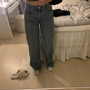 Jeans - Superfina jeans ifrån Monki i storlek 27.