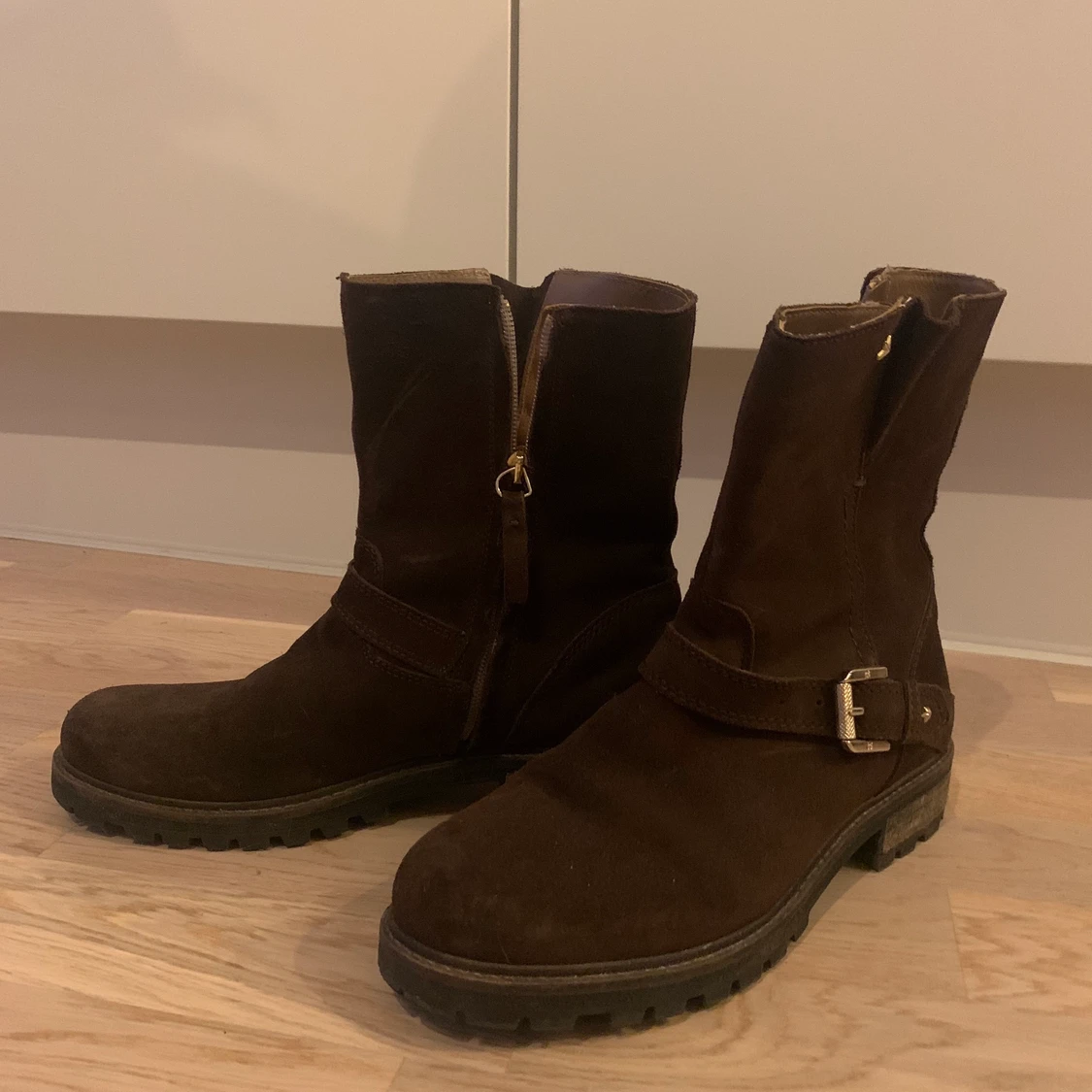 Hästskor i brun mocka från Massimo Dutti - 90