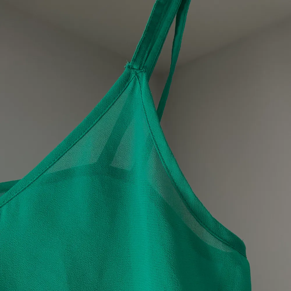 Sommaren snyggaste linne från Monki 💞💞Linnet är i en cool grön halvtransparent färg och är köpt i butik av mig för några år sen men knappt använt. Lapparna är bortklippta pga att linnet är transparent. Fint skick 😍 Färgen är väldigt svår att fånga på bild, det är en väldigt stark klargrön färg bäst återgiven på bild 2. Köparen står för frakt.. Toppar.