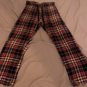 Rutiga pyjamasbyxor  - Trendiga och snygga pyjamasbyxor. Används inte då dem är försmå! Dem är använda en del men fortfarande i bra skick!