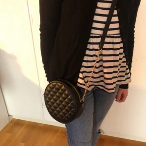 Svart handväska H&M - Säljer denna snygga svarta väska från h&m. Då den inte längre kommer till användning längre. Den är i väldigt bra skick och har inga defekter. Köptes för 200kr. Skriv privat vid fler frågor eller ifall ni vill ha fler bilder💗