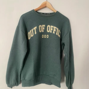 Grön sweatshirt - Super mjuk sweatshirt från NA-KD med tryck på. Köptes för ett tag sedan på NA-KDS egna hemsida för 400kr men kommer ej till användning längre. Storlek xxs men skulle säga att den är ganska stor i storleken💖 Bara att höra av dig vid frågor eller med bilder💖