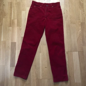 Röda manchester byxor - Spitfire-hög midjade- sitter baggy på mig.