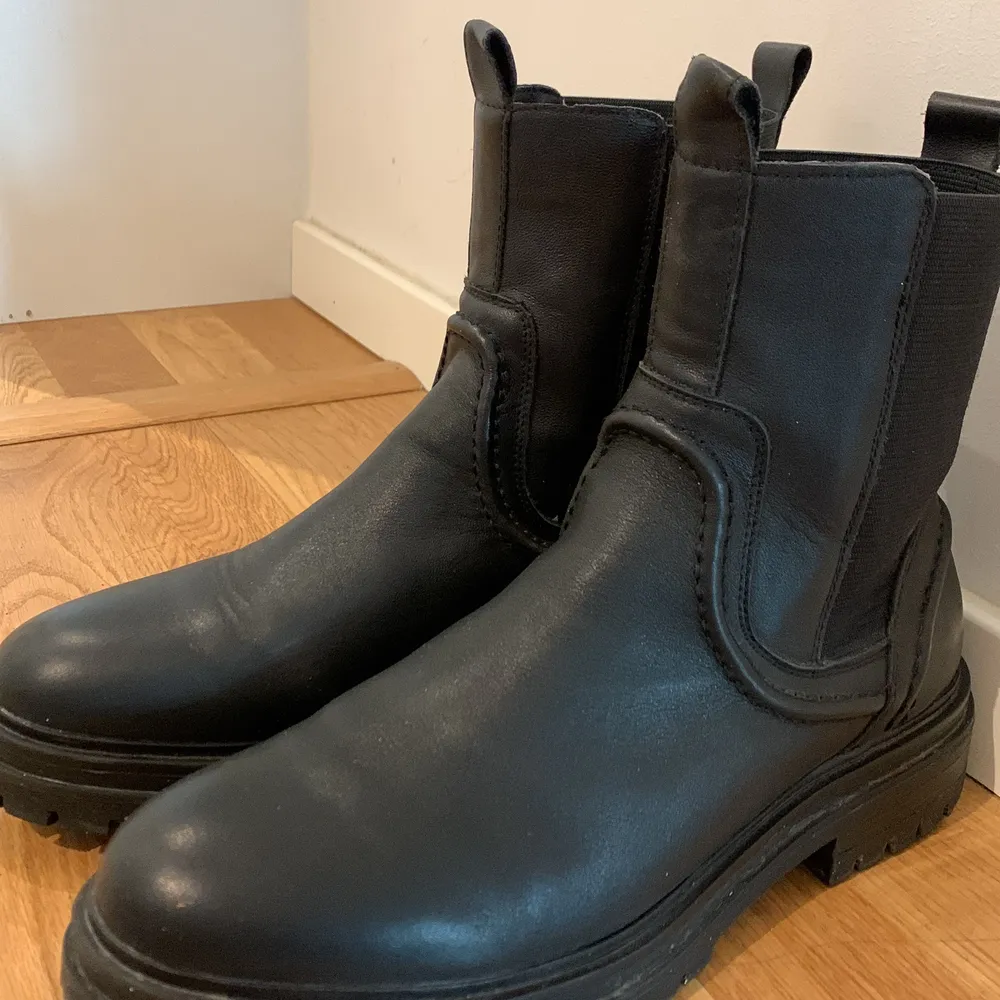 Black chelsea leather boots from Ellos. Skor.