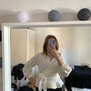 Tröja från boohoo  - En vit fin tröja från boohoo som man kan Knut snyggt där fram, det är storlek xs. Använda cirka 3 gånger