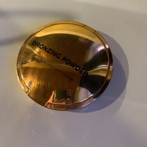 Bronzing powder face and body bronzer - En fin bronzer från H&M,jag säljer den för att jag inte får nån mer andvändning av den längre,den är andvänd som man ser på bild 2 men fortfarande mycket kvar säljer den för 20kr inklusive frakt 🤍