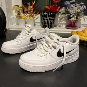 Nike airforce 1 - Skor som är väldigt bra skick som på bild då dem inte är mycket använda. Kommer inte till användning då jag har 4 andra Nike skor som jag föredrar så säljer pga det. Det är storlek 38 och dem ser ganska nya ut och köptes för ca 1000kr. Lätt billig sko tills skolavslutningen/ vår. 