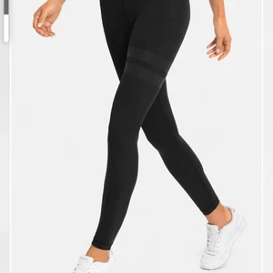 Stronger byxor st S/M - Säljer dessa jätte fina stronger byxor för 299 ny pris 700.Med en inne ficka(den syns ej!) Är dock en liten defekt i innre fickan men inget man ser eftersom defekten är i fickan. Men fickan går att använda! 💕💕💕💕storlek S/M