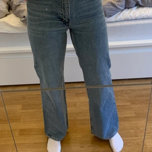 Monki jeans - Ett par HELT oanvända jeans från Monki. Köpte de i julas och de har aldrig kommit till användning. Jag är 170 cm lång och har storlek 27 i jeansen. Köpte de för 400kr men säljer de för 100kr + frakt:) 