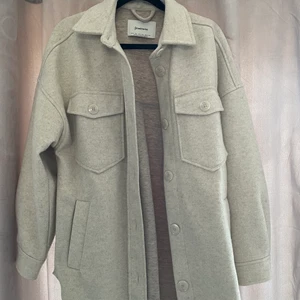 Beige kappa - En fin beige kappa från Strandivarius som inte kommer till användning. Storlek xs men passar mig som i egentligen har S.