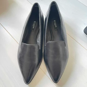 Tiger skor dam - Säljer dessa helt oanvända tiger skor i äkta skinn för 1000kr i strl 37. Hör av er om ni vill ha flera bilder