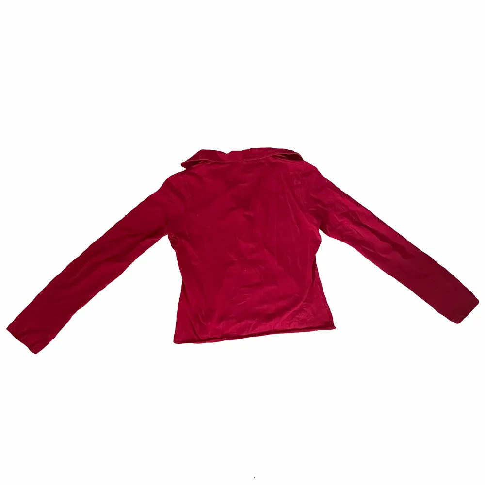 Så fin röd tröja med krage❤️står ingen storlek men passar mig som har S. Toppar.