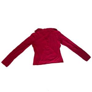 Så fin röd tröja med krage❤️står ingen storlek men passar mig som har S