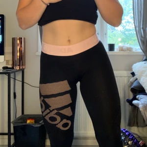 adidas tränings byxor  - knappt använda så i nyskick. lite lägre i midjan.