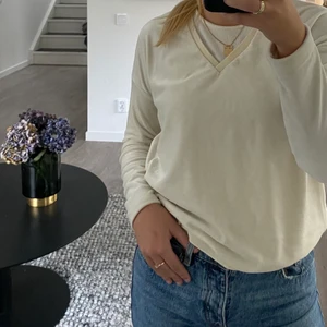 Långärmad tröja i samet. - Långärmad beige tröja i samet från Lindex. Tröjan är i storlek XS men är stor i storleken. 