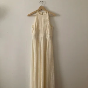 Krämvit långklänning  - Använd 1 gång. Långklänning från Little Mistress. Storlek 38.
