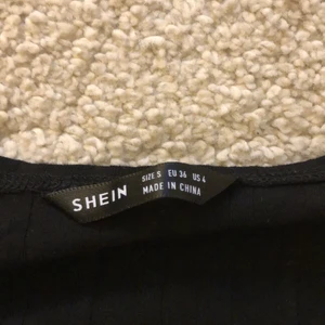 Shein tröja storlek S - Skulle säga att den passar storlek xs/s. Från Shein, aldrig använt. Väldigt uringad