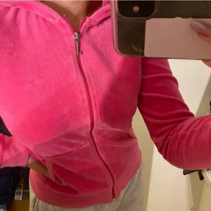 Juciy couture, ziphoodie - Snygg och simpel från juicy couture i färgen raspberry pink🍇 Hyfsat skick, strl M men liten i storleken så skulle mer säga XS/S. Nypris 1100kr, säljes för 400kr. Budgivning ifall fler skulle vara intresserade!🤗