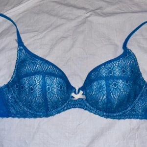 Blå spets bh - jättefin blå spets bh med fina detaljer! Oanvänd men har blivit för liten😢