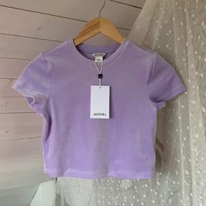 Lila topp i velour💟 - Mjuk topp i sammetsliknande tyg, helt ny och oanvänd.  Säljer då jag inte hann lämna tillbaka, frakt ingår😋