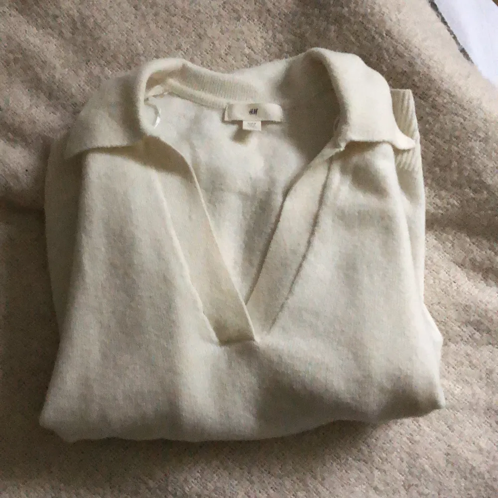 En jätte fin vit tröja i skönt material från HM, i storlek S. Säljer pågrund av storleken, har bara använt tröjan endast 1 gång! Därför i fint skick🌼. Tröjor & Koftor.