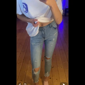 Ljusblå lågmidjade jeans med hål i - Dessa är sjukt snygga men dom är så himla korta för mig. Jag tror att de skulle passa någon som är ca 170-160 cm lång. 💗De är lågmidjade jeans och har flera hål i sig . Endast Swish !!💕💰